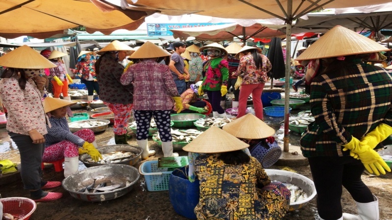 Hãy đi dạo một vòng quanh khu vực chợ để hỏi giá 2-3 sạp khác nhau để tránh bị hớ