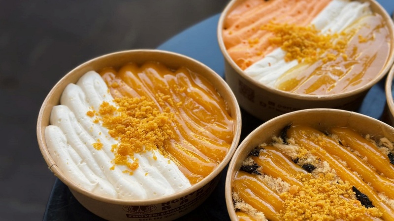 Bánh bông lan trứng muối là món ăn vặt đặc trưng mà du khách thường mua về làm quà khi ghé chợ Phước Hải