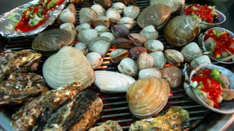 Bạn có thể đưa hải sản vừa mua cho chủ quán, họ sẽ chế biến thành các món ăn hấp dẫn như hấp, luộc, nướng,...