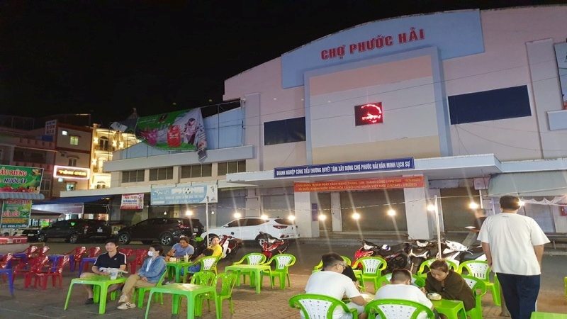 Chợ mở cửa từ 4 giờ sáng đến 6 giờ chiều hàng ngày