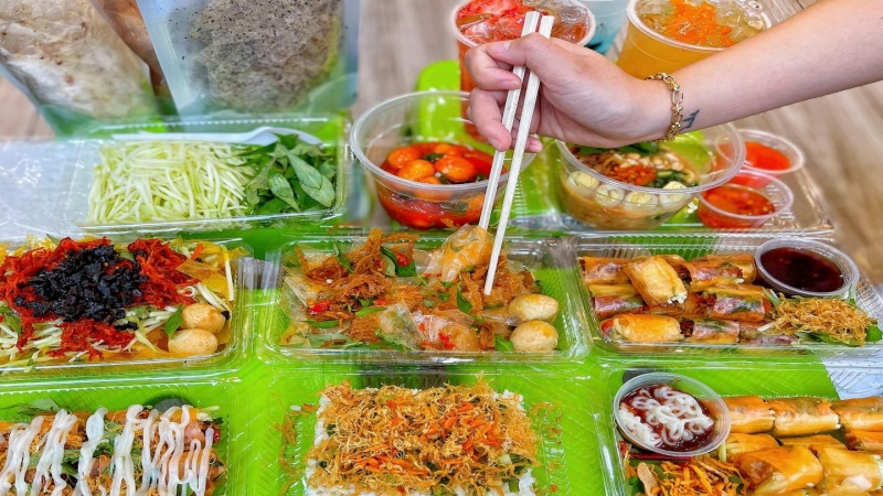 Bánh tráng trộn và ăn vặt tại chợ Thủ Dầu Một