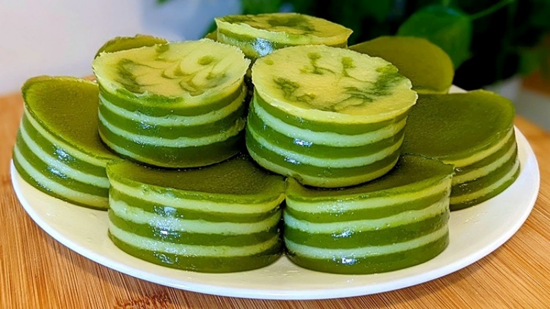 Bạn có thể dạo quanh các lối đi bên trong và khu vực ẩm thực của chợ Thủ Dầu Một để thưởng thức món bánh da lợn cực ngon