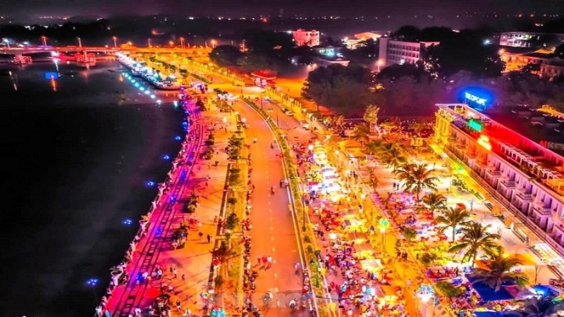 Bạn hoàn toàn có thể đi bộ từ chợ ra phố đi bộ Bạch Đằng chỉ trong vài phút