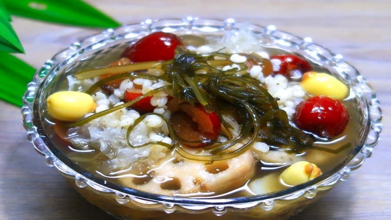 Gần cổng chợ chính, bạn sẽ thấy nhiều quầy hàng bán các loại chè, nước mát và sâm bổ lượng