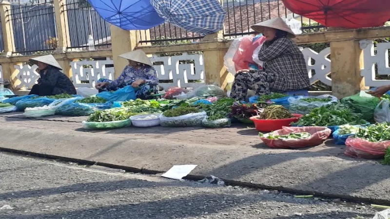 Các loại rau củ được bày bán tại 2 bên đường đi vào chợ
