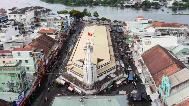 Bạn nên đi chợ từ sáng sớm để lựa chọn được các mặt hàng tươi, giá mềm