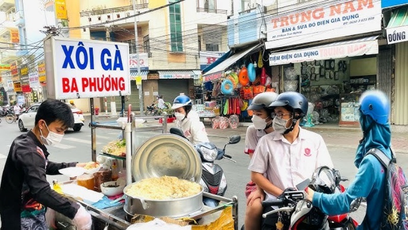 Xôi gà Ba Phương là địa điểm bán xôi nổi tiếng tại Thủ Dầu Một, được nhiều người biết đến