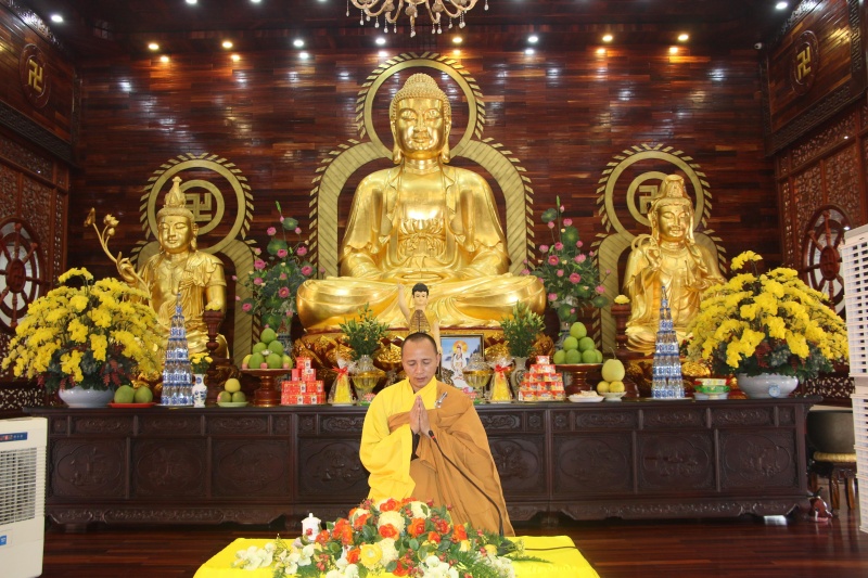 3 pho tượng Phật lớn được thờ b&ecirc;n trong ch&aacute;nh điện của ch&ugrave;a Di&ecirc;n Quang