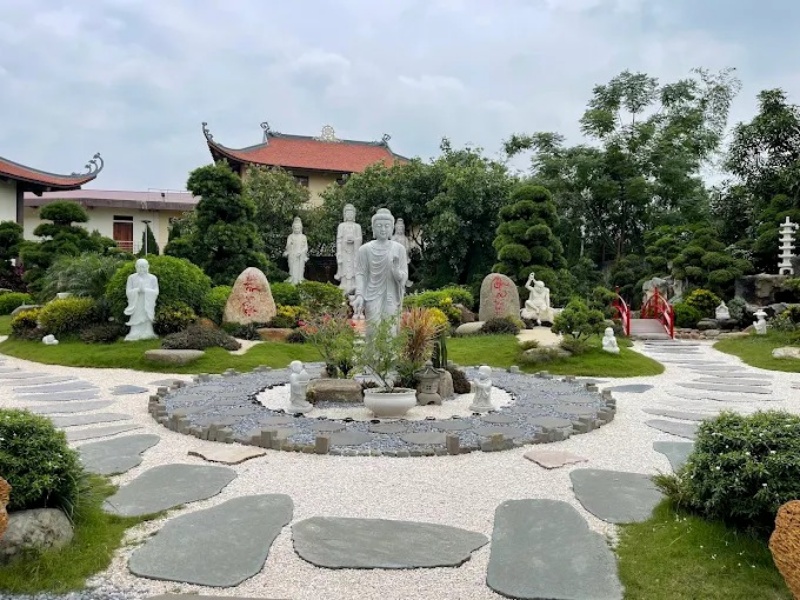 Nền Sỏi trắng mang lại cảm gi&aacute;c sạch sẽ, tinh tế v&agrave; l&agrave;m nổi bật c&aacute;c yếu tố kh&aacute;c như c&acirc;y xanh, đ&aacute; tự nhi&ecirc;n tại ch&ugrave;a