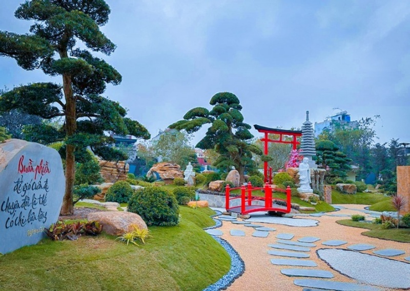 Ch&ugrave;a Di&ecirc;n Quang hay c&ograve;n gọi l&agrave; ch&ugrave;a Guột l&agrave; một ng&ocirc;i ch&ugrave;a cổ v&agrave; nổi tiếng linh thi&ecirc;ng tại tỉnh Bắc Ninh