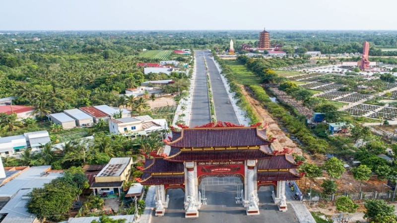 Từ tr&ecirc;n cao, to&agrave;n cảnh ch&ugrave;a Phật Ngọc X&aacute; Lợi Vĩnh Long nổi bật với tổng thể kiến tr&uacute;c m&agrave;u đỏ v&agrave; v&agrave;ng rực rỡ