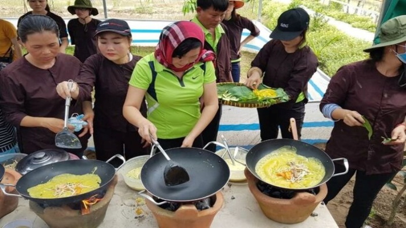 Du khách đến Công viên nước Rio có thể bắt tay vào đổ bánh xèo miền Tây