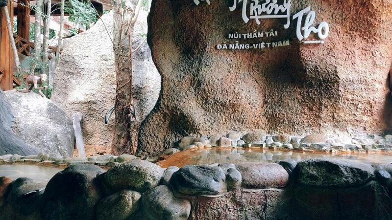 Luộc trứng trường thọ là một trải nghiệm ẩm thực và văn hóa rất thú vị và độc đáo tại Suối khoáng nóng Núi Thần Tài