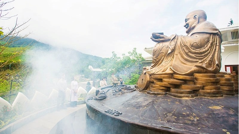 Bức tượng Phật Di Lặc được chế tác từ đồng đỏ nguyên chất, có chiều cao lên đến 3 mét và nặng gần 7 tấn