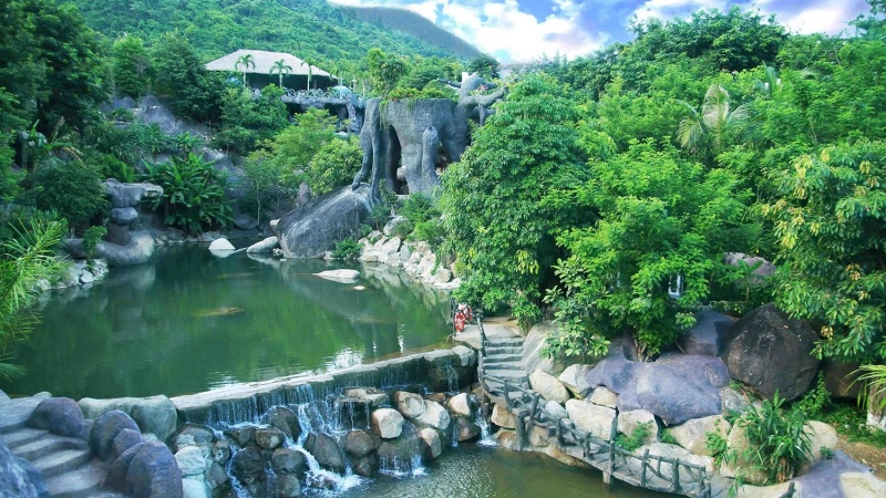 Công viên Suối khoáng nóng Núi Thần Tài chỉ cách Đà Nẵng khoảng một giờ di chuyển