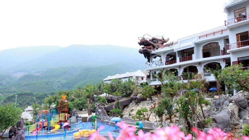 Nên đi Suối khoáng nóng Núi Thần Tài vào buổi sáng sớm hoặc đi vào buổi chiều để ngâm mình trong suối khoáng nóng