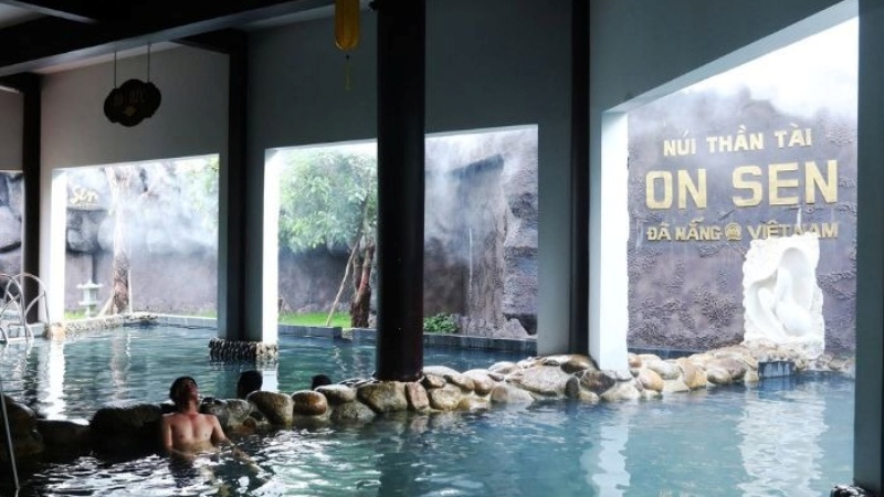 Khu vực tắm Onsen được thiết kế theo phong cách truyền thống Nhật Bản, tạo cảm giác thư thái, yên bình