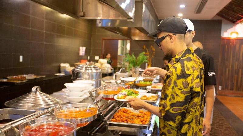 Nhà hàng Rồng Đỏ là nhà hàng chính và duy nhất hiện có tại Công viên Suối khoáng nóng Núi Thần Tài