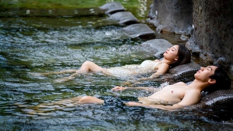 Huyệt Long Hồ là một khu vực tắm khoáng đặc biệt nằm trong khuôn viên Công viên Suối khoáng nóng Núi Thần Tài