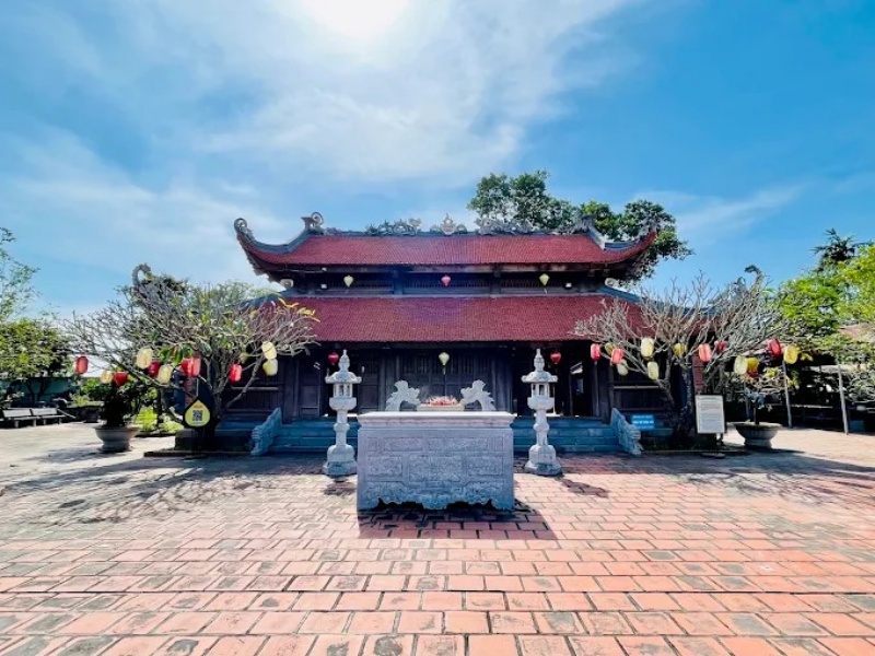 Đền Bia rất linh thiêng, thu hút nhiều người đến để cầu nguyện