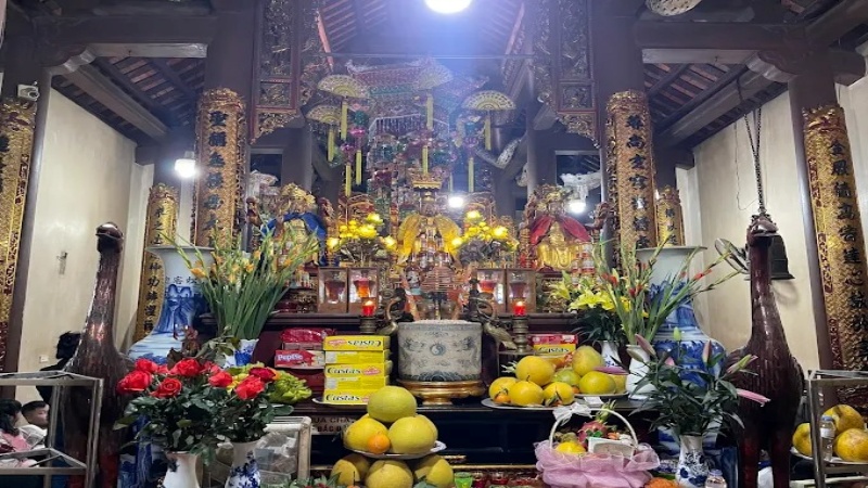 Việc bài trí tượng thờ của Đền Bà Chúa Nguyệt Hồ tuân theo quy tắc tôn nghiêm của tín ngưỡng thờ Mẫu