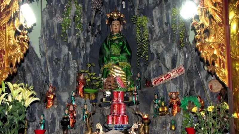 Chúa Nguyệt Hồ là một vị thần linh thiêng trong tín ngưỡng dân gian Việt Nam