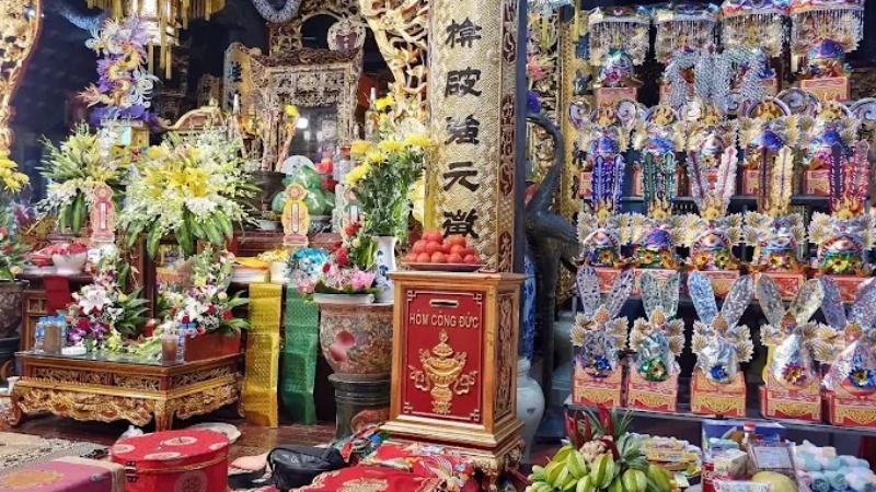 Đền Dầm là một ngôi đền cổ kính, linh thiêng thờ Mẫu Đệ Tam Thoải Phủ