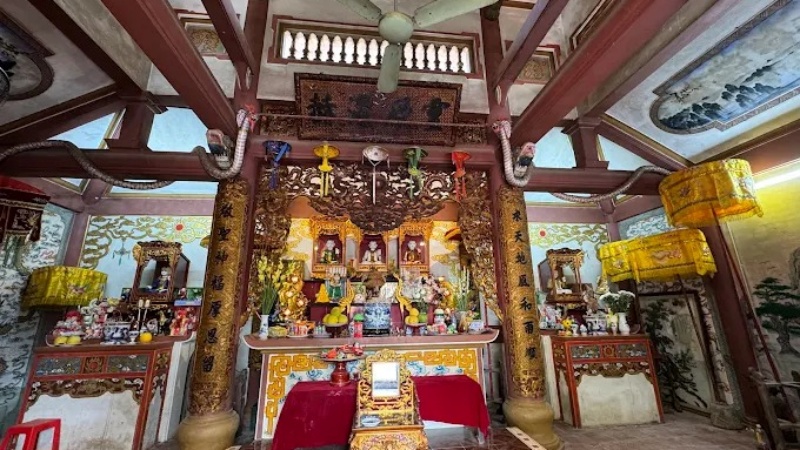 Khi đi lễ Đền Dầm nên ưu tiên dùng hoa tươi, trái cây tươi, tránh dùng đồ giả