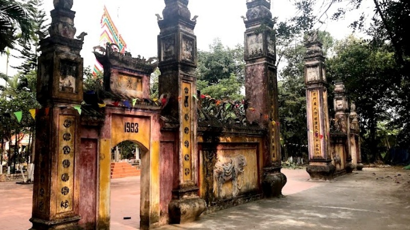 Đền Dầm là một di tích lịch sử và văn hóa nổi tiếng, có nguồn gốc từ thời nhà Trần 