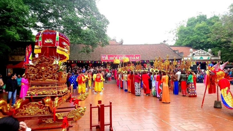 Lễ hội chính của đền Dầm diễn ra từ ngày mùng 1 đến mùng 10 tháng 2 âm lịch hàng năm