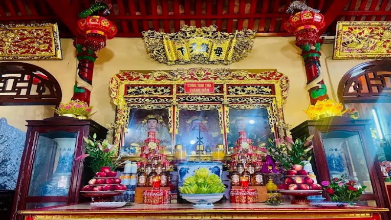 Ban thờ Tam T&ograve;a Th&aacute;nh Mẫu