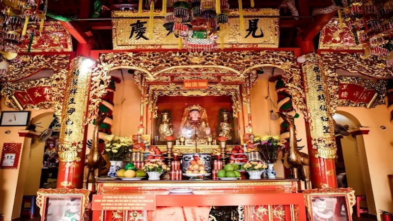 Kh&ocirc;ng gian thờ tự b&ecirc;n trong Đền Mẫu Đồng Đăng