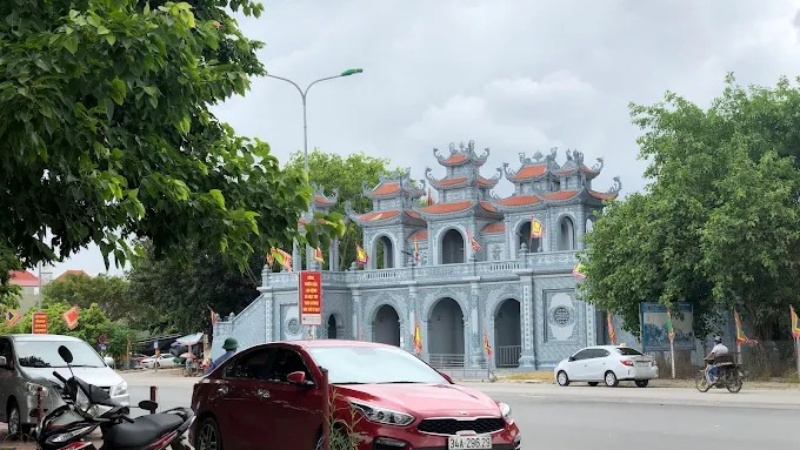 Ng&ocirc;i đền c&oacute; kiến tr&uacute;c đẹp, Hai b&ecirc;n Cổng Tam Quan c&oacute; tượng voi đ&aacute;, ngựa đ&aacute; chầu phục