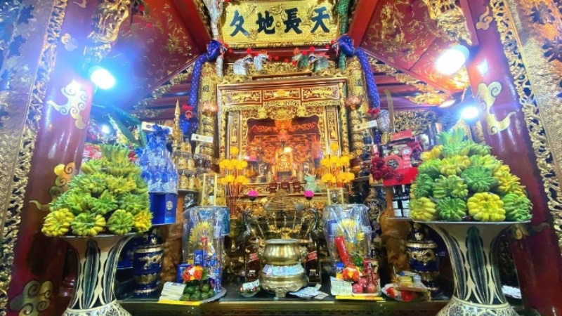 Kh&ocirc;ng gian thờ tự b&ecirc;n trong đền Quan Lớn Tuần Tranh