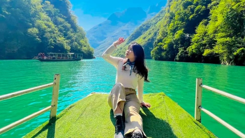 Trải nghiệm đi thuyền tr&ecirc;n s&ocirc;ng Nho Quế l&agrave; một trong những hoạt động kh&ocirc;ng thể bỏ qua khi đến H&agrave; Giang