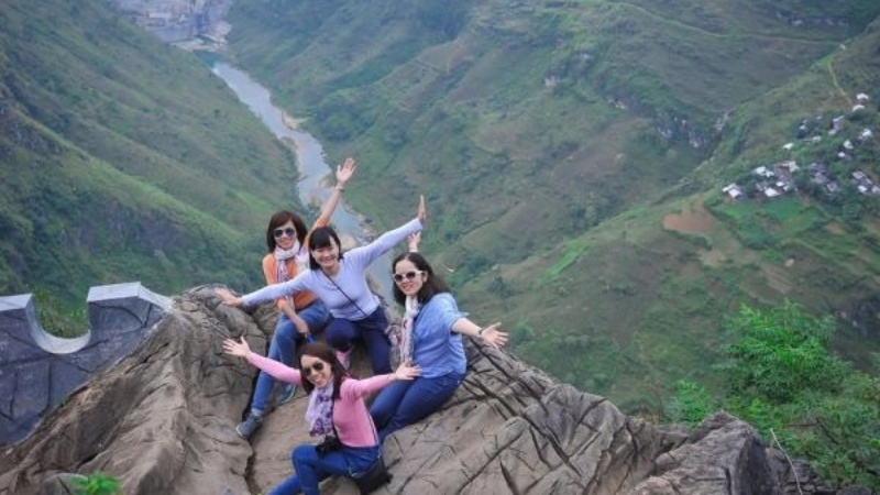 Lượng kh&aacute;ch đổ về đ&egrave;o M&atilde; P&iacute; L&egrave;ng H&agrave; Giang rất đ&ocirc;ng, bạn cần ch&uacute; &yacute; quan s&aacute;t an to&agrave;n