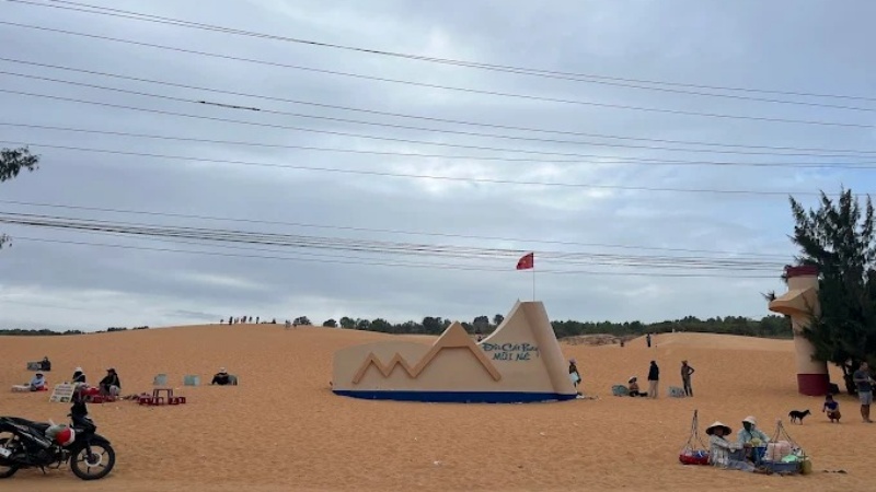 Đồi Cát Đỏ Mũi Né hay còn được gọi là Đồi Cát Bay, là một thắng cảnh thiên nhiên nổi tiếng