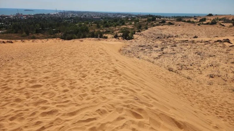 Đồi Cát Đỏ chủ yếu nổi tiếng với trượt cát bằng ván nhựa và ngắm hoàng hôn