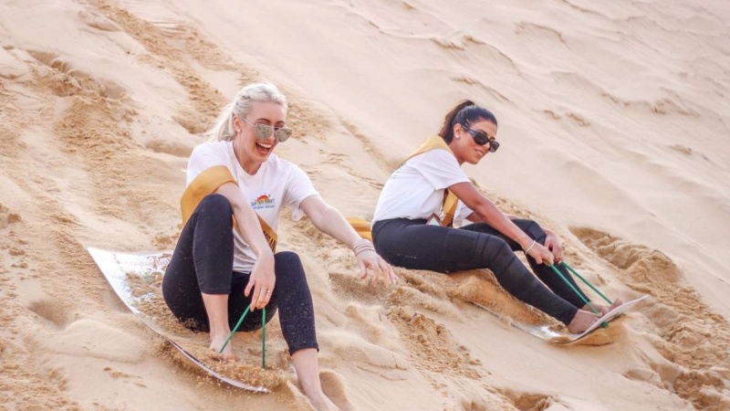 Du khách có thể thuê ván trượt từ người dân địa phương và trượt xuống các sườn đồi