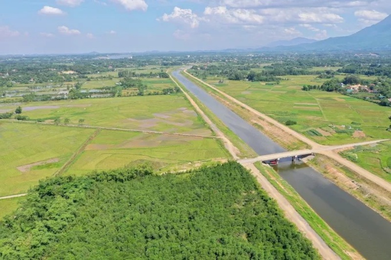 Từ tr&ecirc;n cao, Đồi c&ograve; Ngọc Nhị hiện ra như một ốc đảo xanh mướt nổi bật giữa v&ugrave;ng n&ocirc;ng th&ocirc;n Ba V&igrave;