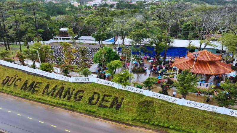 Đức Mẹ Măng Đen là địa điểm du lịch tâm linh nổi tiếng linh thiêng, thu hút rất đông du khách