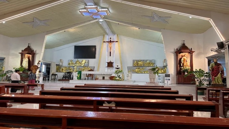 Kh&ocirc;ng gian thờ phượng b&ecirc;n trong được b&agrave;i tr&iacute; trang nghi&ecirc;m, tho&aacute;ng đ&atilde;ng