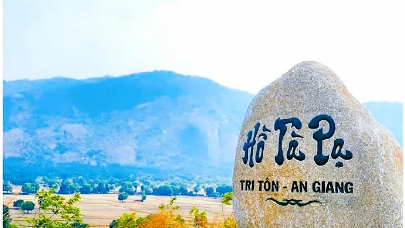 Hồ Đ&aacute; Đồi T&agrave; Pạ tọa lạc tại x&atilde; N&uacute;i T&ocirc;, huyện Tri T&ocirc;n, tỉnh An Giang