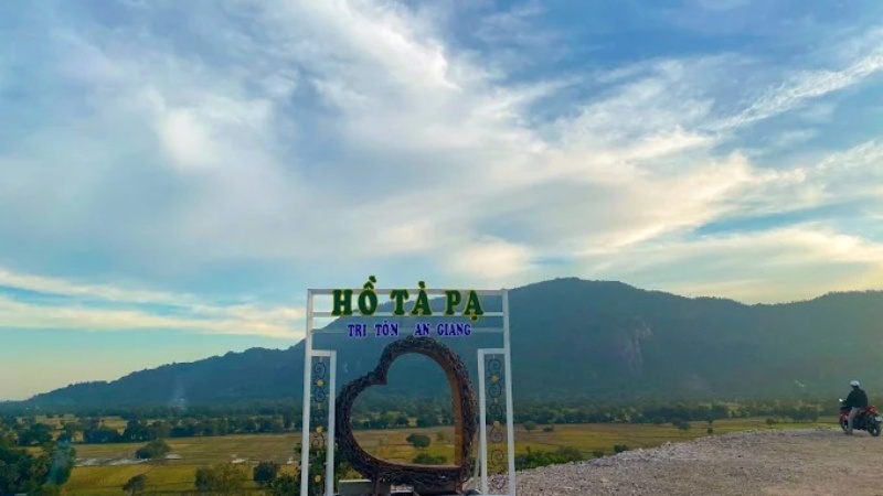 Thời gian đẹp nhất đi hồ Đ&aacute; Đồi T&agrave; Pạ l&agrave; s&aacute;ng sớm (6:00 - 9:00) v&agrave; chiều t&agrave; (16:00 - 17:30)