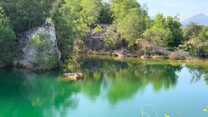 Hồ Đ&aacute; Đồi T&agrave; Pạ rất s&acirc;u, v&aacute;ch đ&aacute; dựng đứng v&igrave; vậy bạn cần cận thận khi tham quan