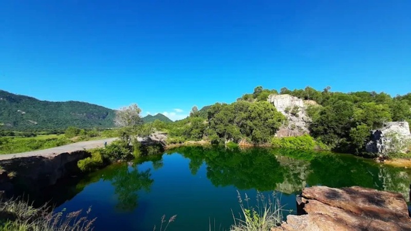 Bạn hạn chế leo ra c&aacute;c mỏm đ&aacute; ch&ecirc;nh v&ecirc;nh s&aacute;t vực s&acirc;u tr&aacute;nh nguy hiểm