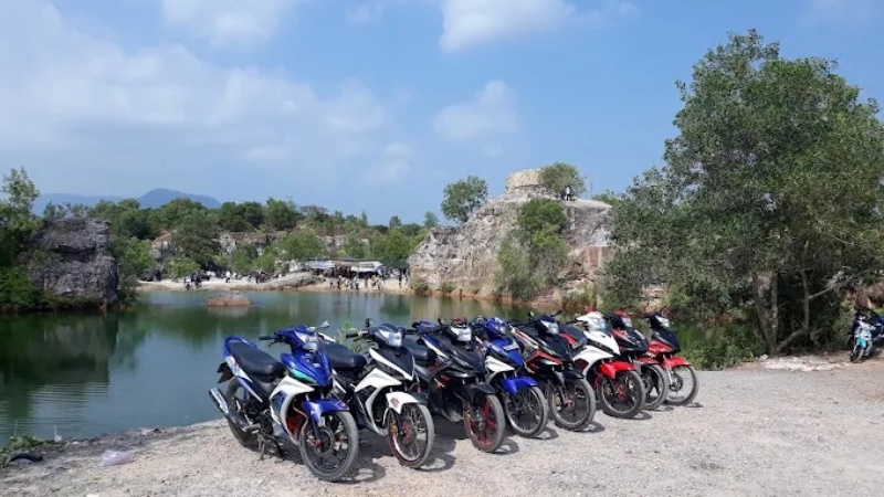 C&aacute;c phương tiện c&oacute; thể chạy thẳng l&ecirc;n tận b&atilde;i đất trống gần hồ