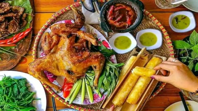 Cơm lam g&agrave; nướng l&agrave; bộ đ&ocirc;i kinh điển của ẩm thực Măng Đen