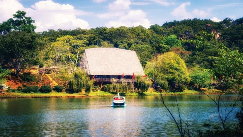 Diện t&iacute;ch hồ Đăk Ke khoảng 3 ha, nằm trong hệ thống 7 hồ 3 th&aacute;c huyền thoại của Măng Đen