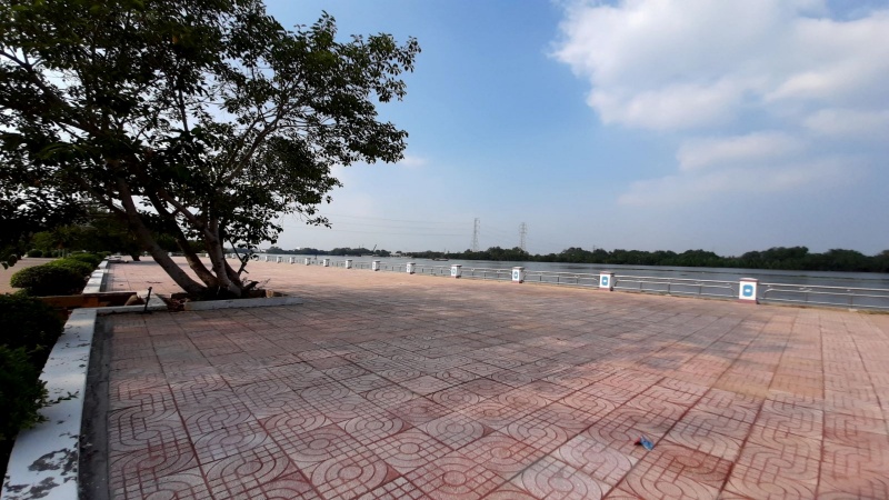 Khuôn viên bờ kè sông Vàm Cỏ là một địa điểm công cộng nổi bật tại tỉnh Long An